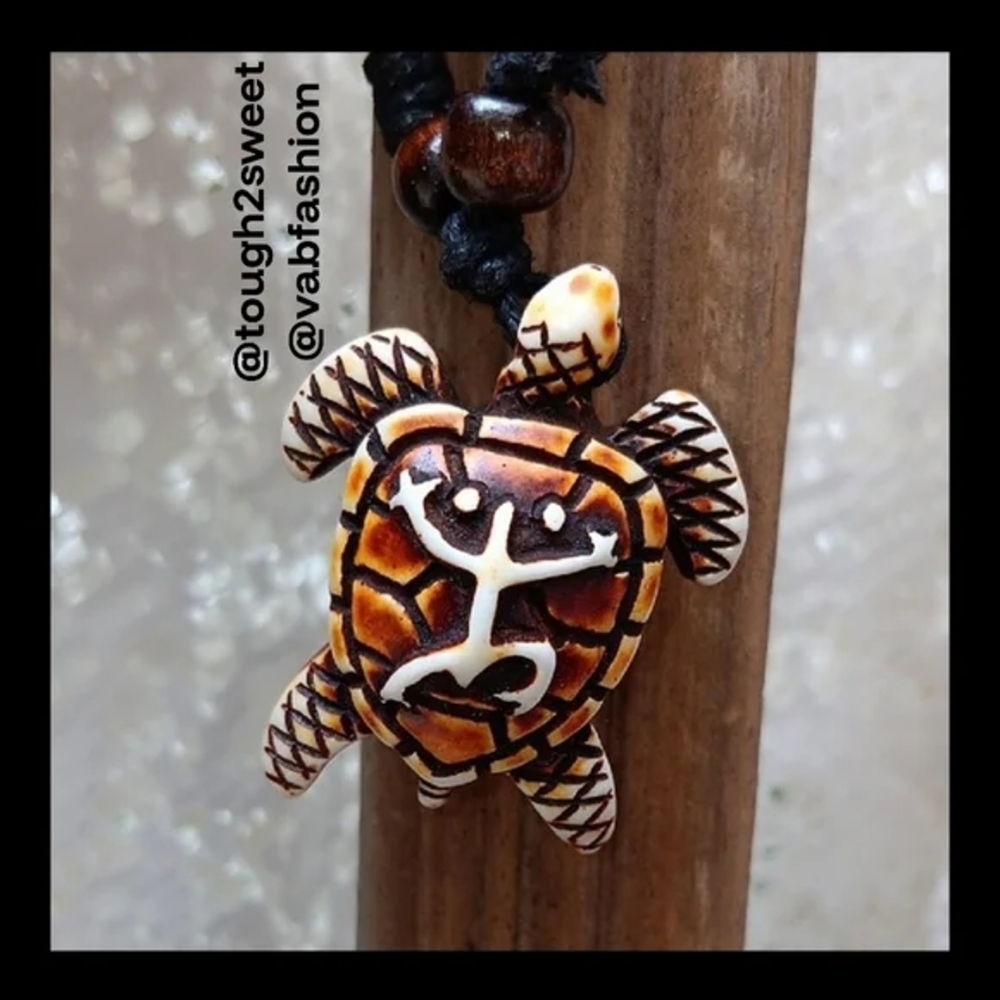 ARTISAN BOHO CARVED RESIN TURTLE ADJUSTABLE PENDENT NECKLACE/GIFT BOXED (F)